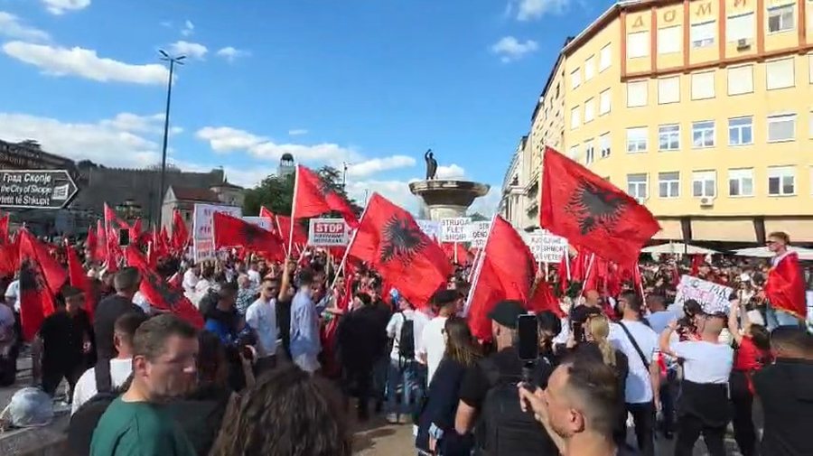 Arrijnë studentët shqiptarë nga RMV dhe rajoni, nis protesta në Shkup Arrijnë studentët shqiptarë nga RMV dhe rajoni, nis protesta në Shkup