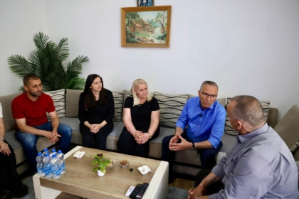 Hamza në familjen Dani në Fushë Kosovë: Vendi po humb të rinjtë nga krizat politike, qytetarët kërkojnë shpresë dhe ndryshim