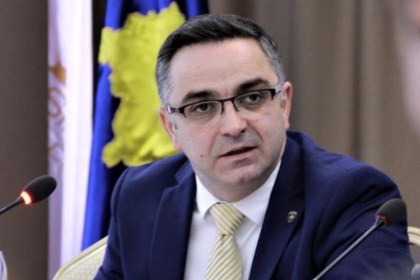 Besnik Tahiri thotë se kanë pasur plan për ta ndalë fizikisht VV’në nëse do të kishte tentuar ta imponojë Presidentin