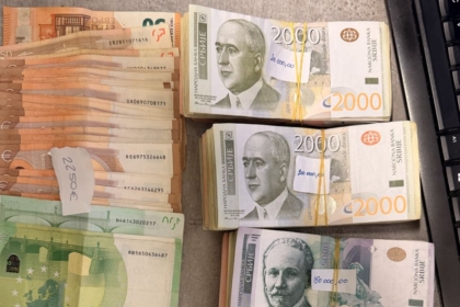 Dogana zbulon mbi 10 mijë euro e dinarë serbë të padeklaruara në Jarinje, ishin të shpërndara në pjesë të ndryshme të automjetit