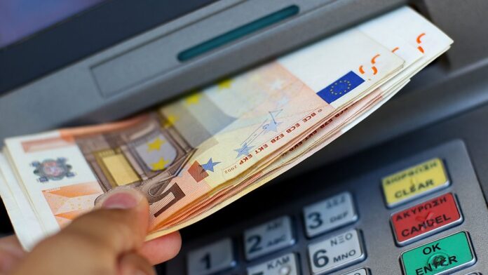 Rrogat rriten, por çmimet shtrenjtohen më shumë – Paga reale vlen 150 euro më pak se në 2020-ën