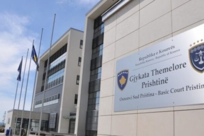 Deklarohen të pafajshëm dy të akuzuarit për kultivimin e narkotikëve, njëri e pranon fajësinë për armëmbajtje pa leje