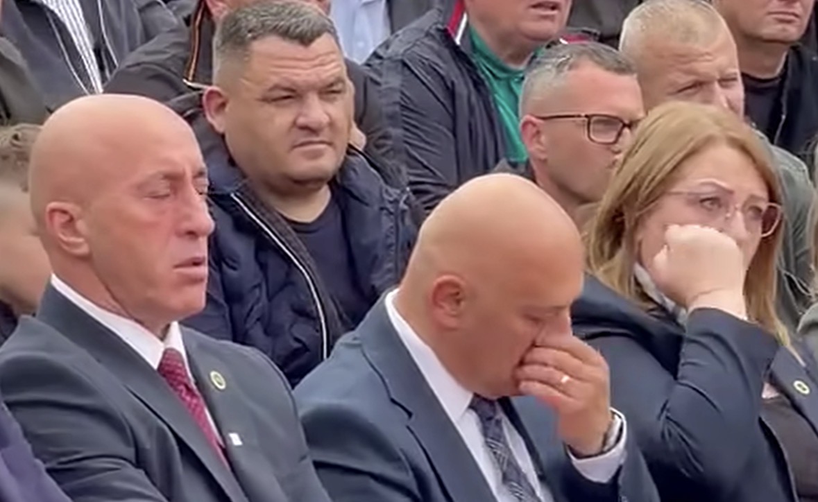 Haradinaj e Gjini s’mund t’i ndalin lotët në përvjetorin e dëshmorëve në Jabllanicë