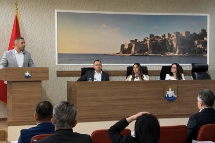 Ulqini me rregulla të reja: 500 euro gjobë nëse del me rroba plazhi në qytet