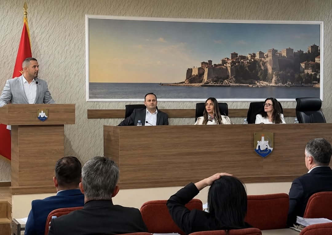 Ulqini me rregulla të reja: 500 euro gjobë nëse del me rroba plazhi në qytet Ulqini me rregulla të reja: 500 euro gjobë nëse del me rroba plazhi në qytet