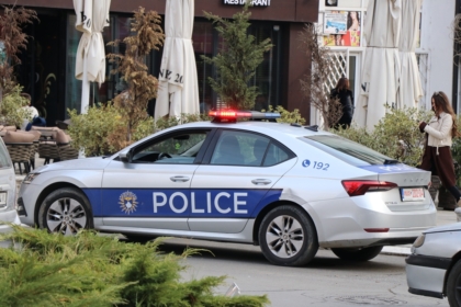 Motoçikleta godet tre këmbësorë në Prishtinë, Policia: Të lënduarit morën trajtim mjekësor