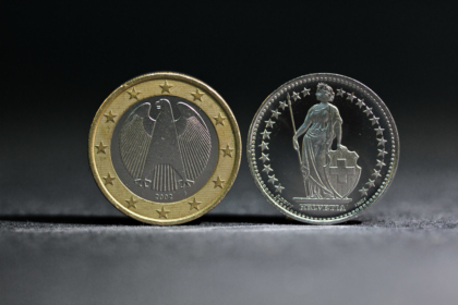 Euro bie sërish në nivel rekord kundrejt frangut zviceran