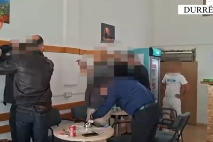 Goditet grupi që shpërndante drogë pranë shkollave në Kavajë, arrestohen 9 persona