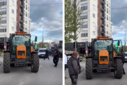 Qytetari e bllokon me traktor rrugën para Stacionit të Policisë në Skenderaj
