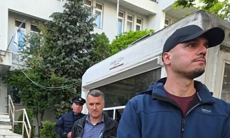 U arrestua dje lidhur me sulmin ndaj Hysni Mehanit- Lirohet zëdhënësi i komunës së Skenderajt Amir Lushtaku