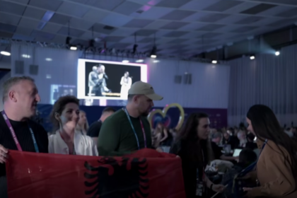 ‘‘Gruaja nga delegacioni serb tentoi ta largonte flamurin e Kosovë’’, gazetari njofton për një incident në Vjenë në Eurovision