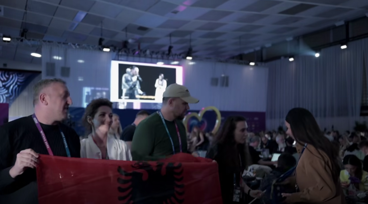 ‘‘Gruaja nga delegacioni serb tentoi ta largonte flamurin e Kosovë’’, gazetari njofton për një incident në Vjenë në Eurovision