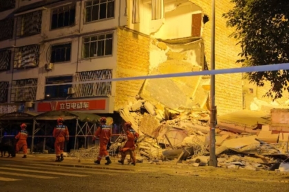 Tërmeti i fortë godet Kinën – Shemben disa banesa, të paktën dy viktima ishin bllokuar nën rrënoja
