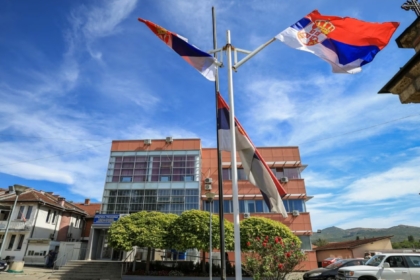 Spastrimi politik i serbëve në Kosovë: Beogradi nis valë shkarkimesh nga institucionet paralele