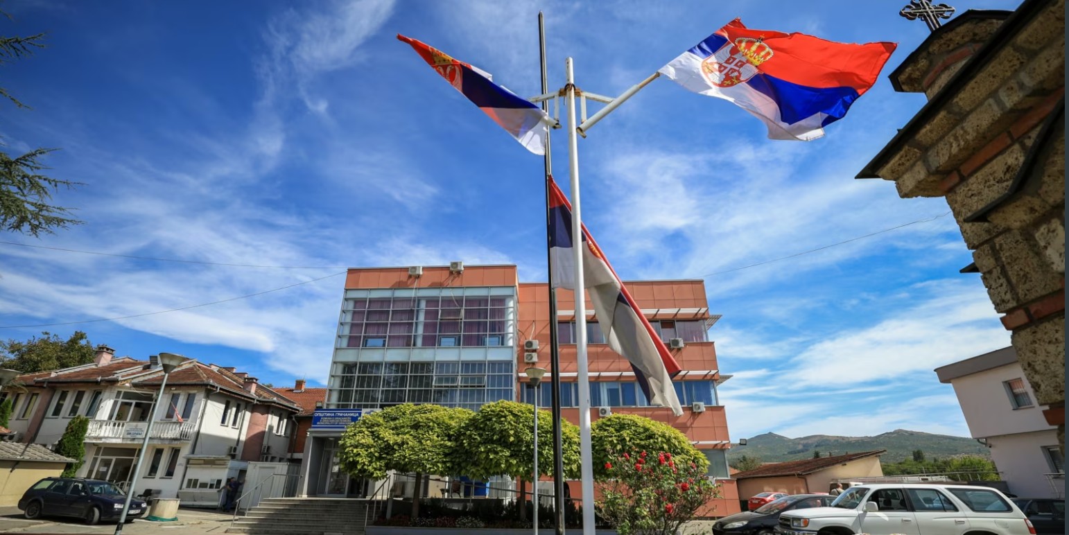 Spastrimi politik i serbëve në Kosovë: Beogradi nis valë shkarkimesh nga institucionet paralele Spastrimi politik i serbëve në Kosovë: Beogradi nis valë shkarkimesh nga institucionet paralele