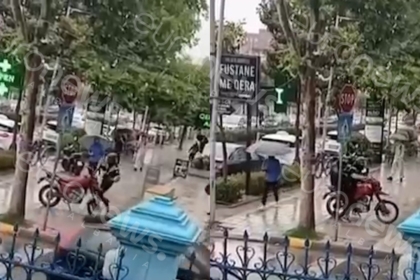 Grabitet një argjendari në Kamëz – Pamje kur 2 autorët dalin me çantën e mbushur me bizhuteri dhe armë në dorë