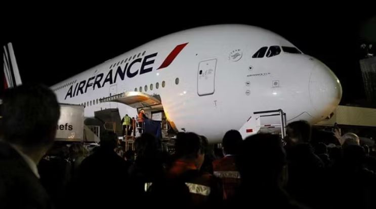Alarm në fluturimin e “Air France”, avioni devijohet në Kanada pas dyshimeve për një person të ekspozuar ndaj virusit Ebola Alarm në fluturimin e “Air France”, avioni devijohet në Kanada pas dyshimeve për një person të ekspozuar ndaj virusit Ebola