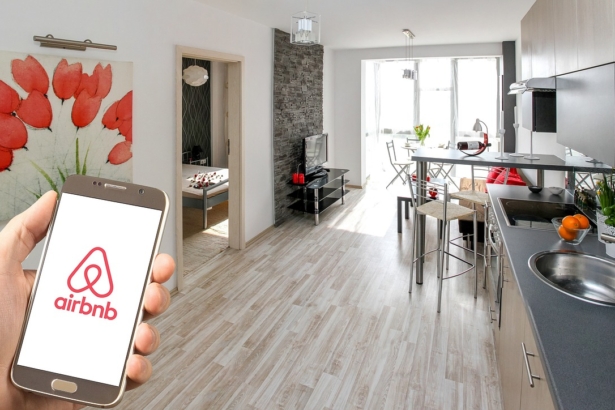 Barcelona po i mbyll apartamentet Airbnb në qytet