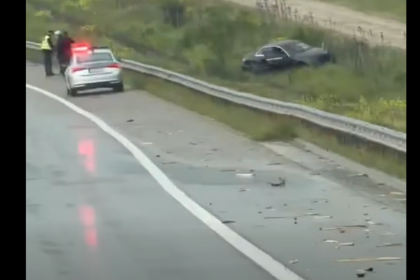 Aksident në autostradën “Ibrahim Rugova”, një veturë del komplet nga rruga