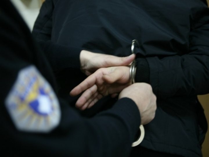 Nën kërcënimin e thikës ia marrin 20 euro një shtetasi kinez në Prishtinë, arrestohen dy persona