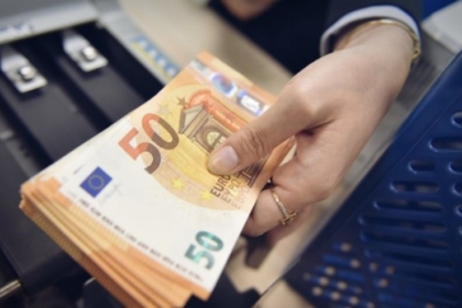 Policia arreston dy zyrtarë bankarë, dyshohet se ngarkuan një grua me kredi 25 mijë euro pa dijeninë e saj