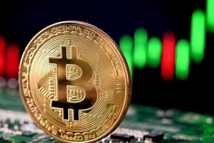 Bitcoin bie nën 77,000 dollarë