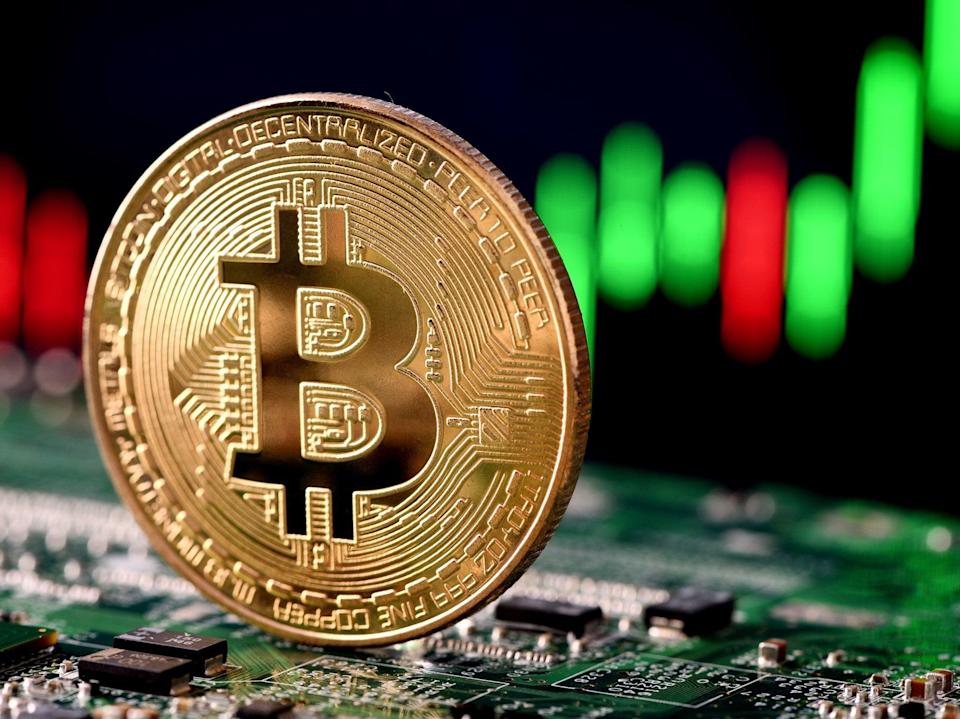Bitcoin bie nën 77,000 dollarë Bitcoin bie nën 77,000 dollarë