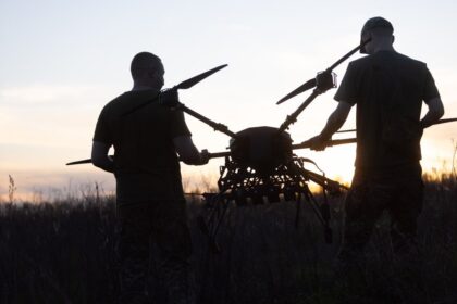 Ukrainasit e mësojnë NATO-n për luftime me dronë