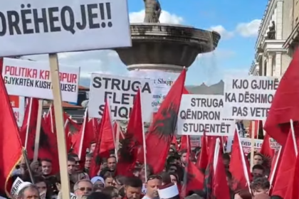 “Gjuha shqipe nuk negociohet” – Protesta në RMV, studentët shqiptarë kërkojnë dorëheqjen e kryeministrit maqedonas