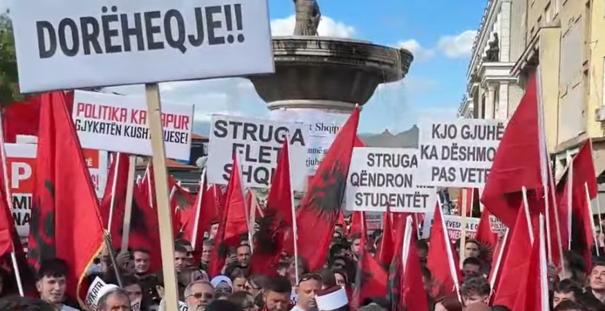 “Gjuha shqipe nuk negociohet” – Protesta në RMV, studentët shqiptarë kërkojnë dorëheqjen e kryeministrit maqedonas