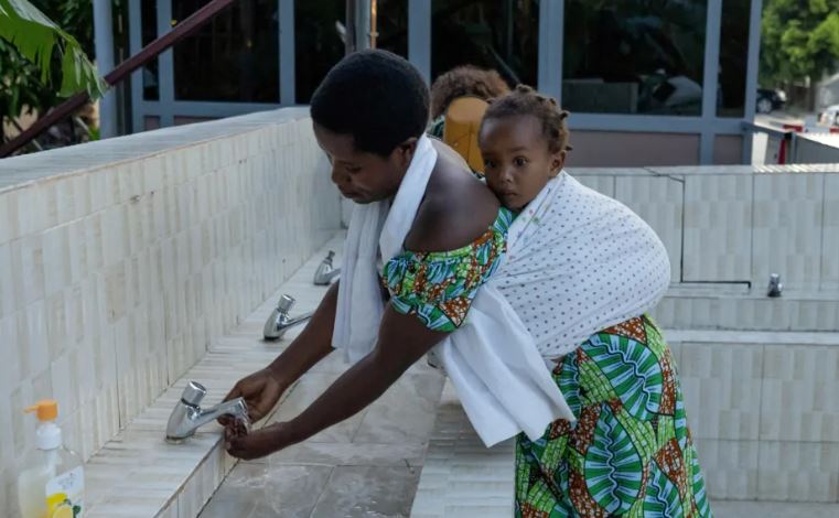 Ebola mund të përhapet më shpejt nga sa mendohej fillimisht, paralajmëron OBSH-ja