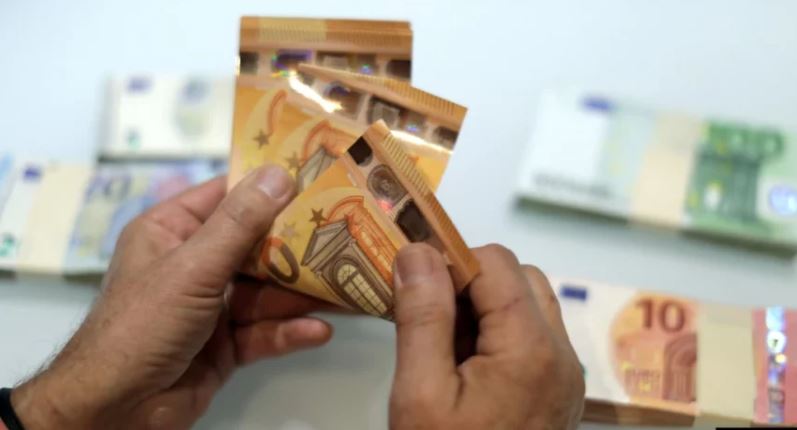 Frikë për shpenzim, apo kursime: Qytetarët e Kosovës me mbi 6.7 miliardë euro në banka
