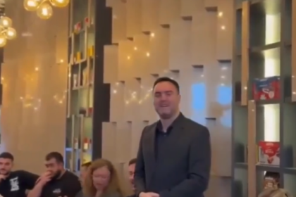 Ministri i Jashtëm bie në nivel të shpifësve propagandues të VV-së – e quan Presidenten Osmani “frizerkë”