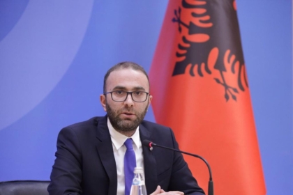 “8 orë pa ujë e ushqim”/ Bardhi: Dënoj trajtimin e 40 të rinjve shqiptarë nga policia maqedonase, heshtje skandaloze e Tiranës