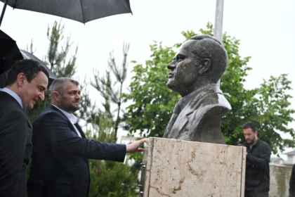 Kurti në përvjetorin e zhdukjes së Ukshin Hotit: Mendje e ndritur e shqiptarëve, na ndriçon rrugën përpara