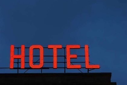 Mashtrim në Gjermani: Burri jetoi në hotel për një vit pa paguar faturat, gënjeu se kishte kancer