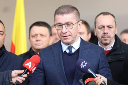 Mickoski për protestat e studentëve: Juristë që luftojnë për drejtësi e shkelin ligjin, nuk respektuan Ligjin për himnin dhe flamurin kombëtar