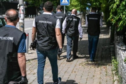 Sulmohet gjatë punës së tij një inspektor komunal në një lokal në Prishtinë, të dyshuarit në arrati