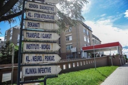 Supremja shfuqizon tarifën prej 3-eurove për shoqëruesit e pacientëve në QKUK