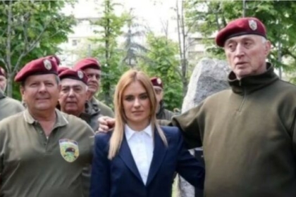 Shvarm: Vuçiq po përdor “Beretat e Kuqe” për të frikësuar qytetarët dhe për të forcuar bërthamën radikale