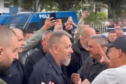 Lushtaku arrin në stacionin policor, pritet të nis intervistimi i tij