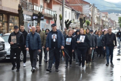 Në Vinicë u marshua për tragjedinë e Koçanit, prindërit e viktimave kërkuan drejtësi dhe përgjegjësi
