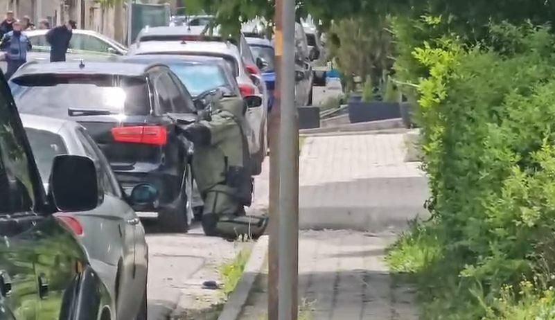 U dyshua për eksploziv, pajisja e vendosur në gomën e makinës në Korçë ishte GPS U dyshua për eksploziv, pajisja e vendosur në gomën e makinës në Korçë ishte GPS