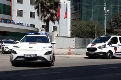 Kuçovë, 45-vjeçari që po transportohej me makinë i mori armën policit dhe e qëlloi në kofshë