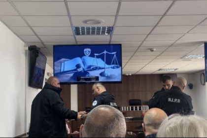Vrasja në Skenderaj, dëshmitari: I pandehuri shkoi te tavolina e viktimës dhe i tha “Deshu!”, pastaj krisi alltia
