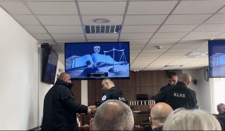 Vrasja në Skenderaj, dëshmitari: I pandehuri shkoi te tavolina e viktimës dhe i tha “Deshu!”, pastaj krisi alltia Vrasja në Skenderaj, dëshmitari: I pandehuri shkoi te tavolina e viktimës dhe i tha “Deshu!”, pastaj krisi alltia