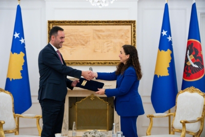 Reagime të ashpra pasi u raportua se Glauk Konjufca e quajti “frizerkë” Vjosa Osmanin