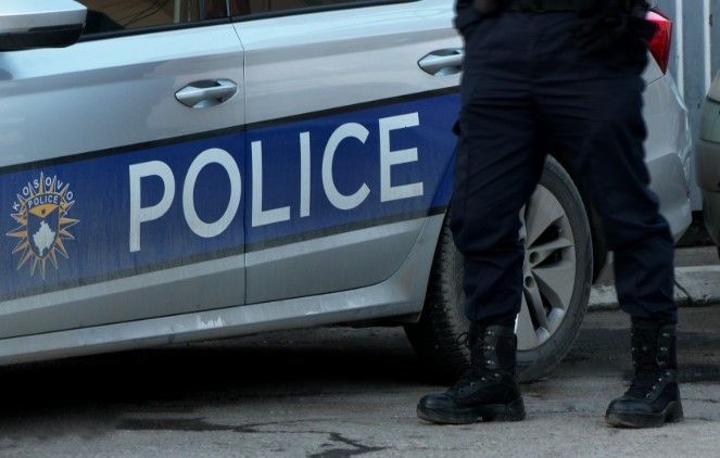 Rrëmbyen një person dhe e mbajtën për një kohë në shtëpi, pesë të arrestuar – Policia jep detaje të rastit në Prishtinë