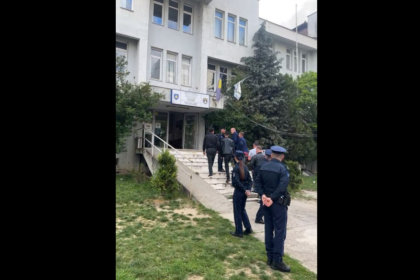 Hetues të Krimeve të Rënda mbërrijnë në Policinë e Skënderajt për intervistimin e Sami Lushtakut