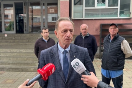 Azemi: Greva e punëtorëve teknikë të shkollave do të vazhdojë derisa pagat të dalin në llogari bankare